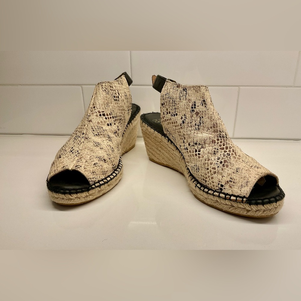Women’s Wedge Shoe. Andre Assous (Spain) Snakeskin Size 9 1/2.